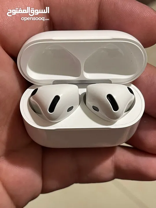 أختار الأصلي وريح راسك النسخة الأحدث والأقوى  بطارية تصل إلى 5ساعات من الأستخدام Apple AirPods 4 AN
