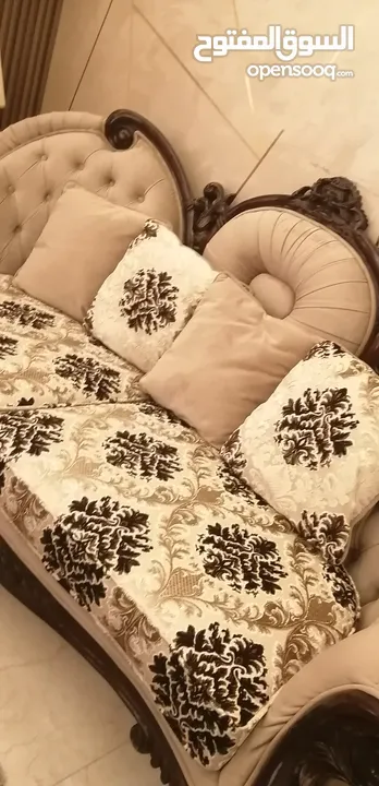 طقم كنب خشب زان للبيع مع البرادي بحاله الجديد