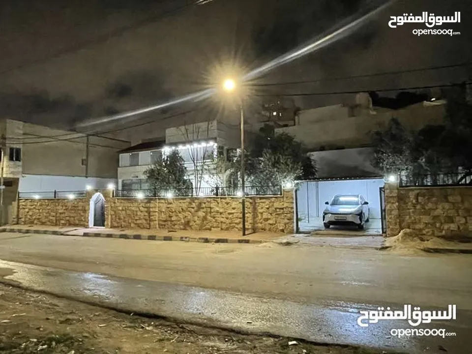 بيت مستقل - طابقين - مجدد بالكامل - ايدون