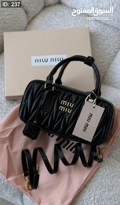 مجموعة متنوعة من الشنط والكزادين الجديدة