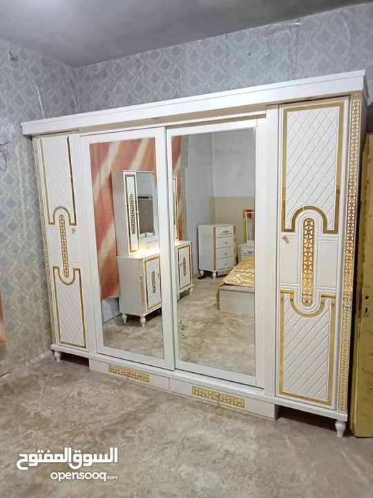 غرفة نوم ماستر فاخرة بتصميم عصري وخامات عالية الجودة مع جميع اغراضها