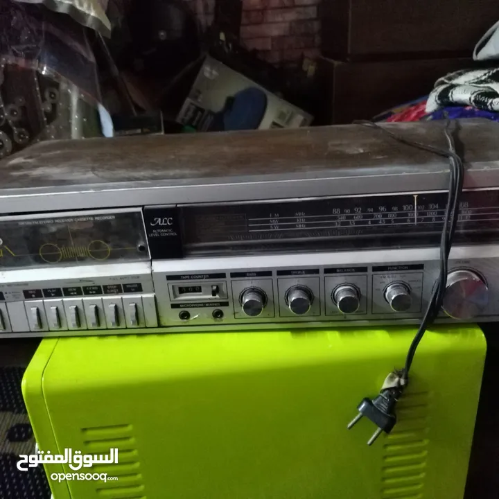 سلام عليكم مسجل قيثارة للبيع قديم شغال راديو + مسجل يشتغل  الكاسيت يشتغل بس مايطلع شي يحتاج تصليح