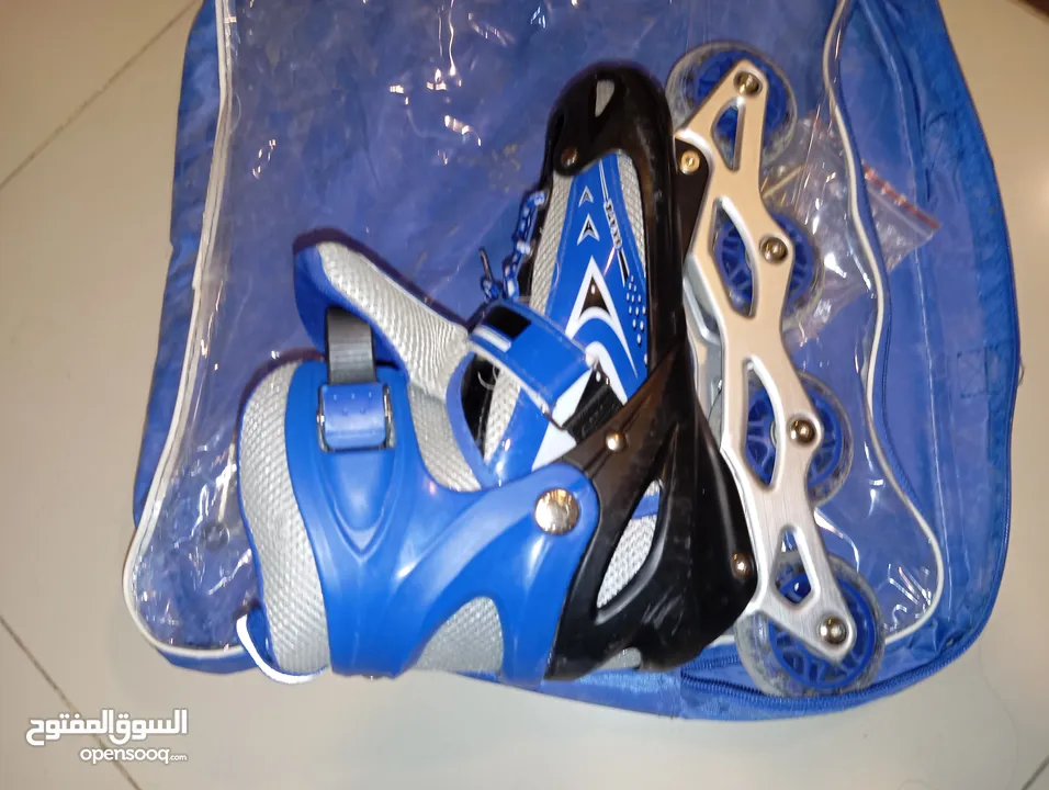 بوت عجال (سكيت - skate ) مستعمل لمده بسيطه  مع شنطة السكيت  مناسب من نمره 39 - 43 / يتوسع.