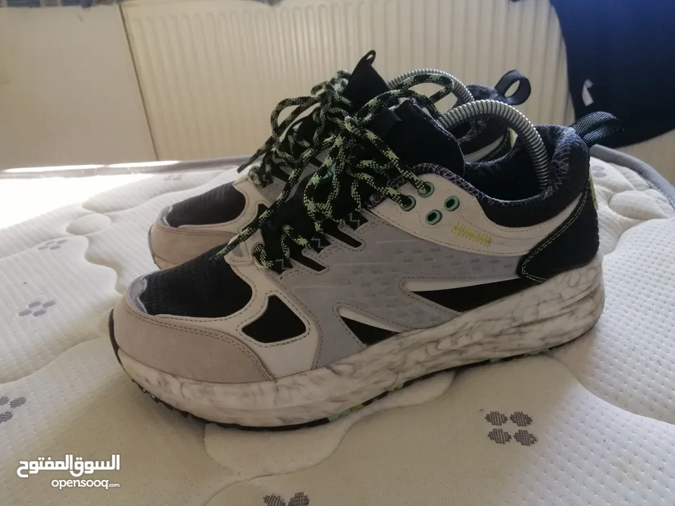 شوز نوع qiaodan اصلي نمرة 42 اشتريته ب 25 د للبيع بسعر مغري للحاجة ب 7 د لسرعة البيع ، نظيف جدا بحال