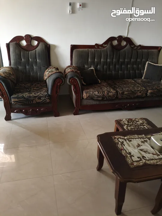 طقم كنب مع طاوله سفره للبيع