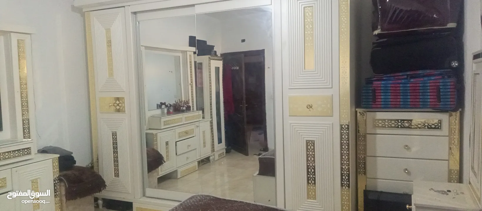 غرفة نوم مضيئه  لون ابيض مع ملحقات كما بالصور مستعملة.......