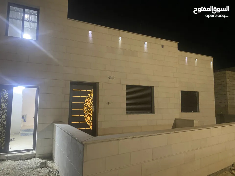 بيت للبيع يحوي على شقتين كل شقه لها سطحها الخاص بقوشان منفصل