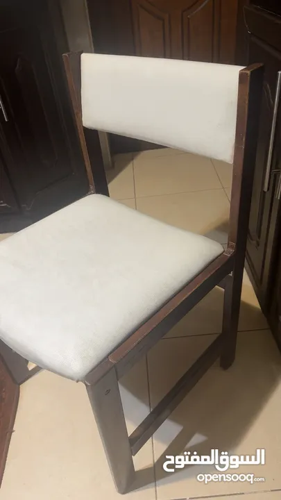طاولة مع 4 كراسي