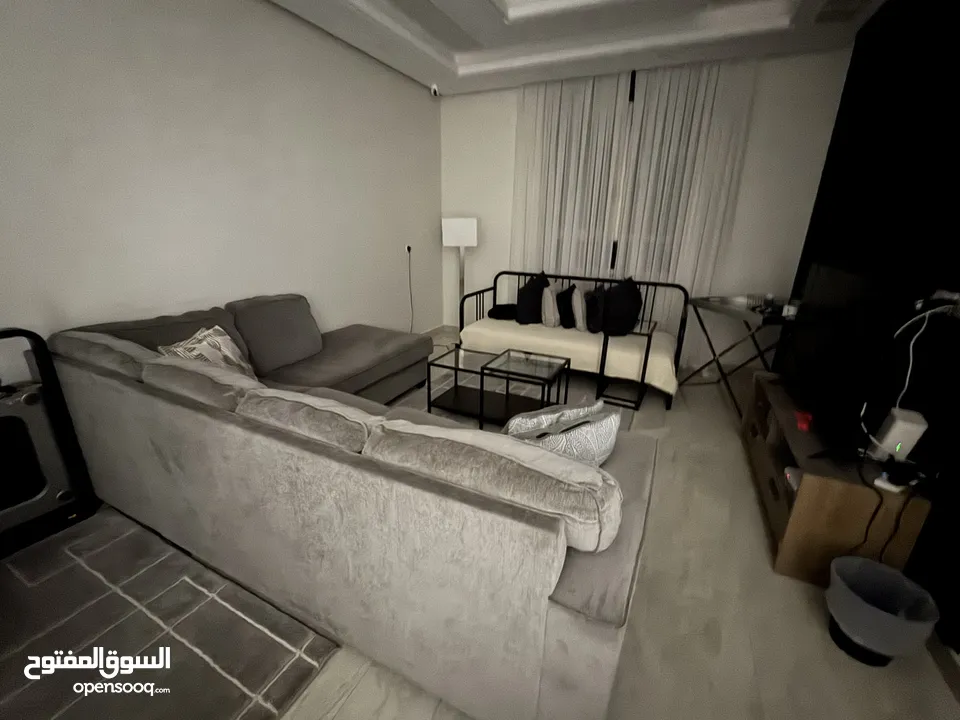 كنبة مريحه من اشلي   وسرير قابل للتمدد كامل من ايكيا  وكرسي استرخاء من ابيات   للبيع.. للجادين فقط