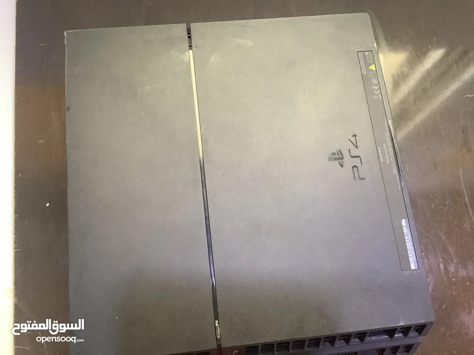 بلايستيشن 4 مستعمل مع يدتين بحالة الوكالة مع كفالة سنة كاملة (فقط للبيع ما اقبل تبديل أبدا)