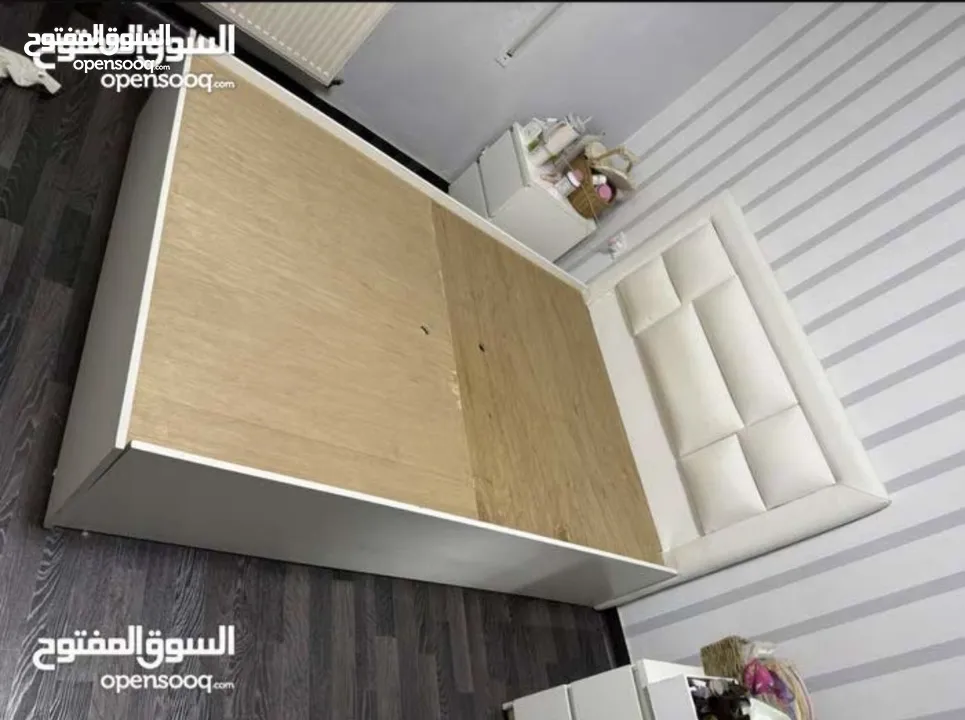 تخت مفرد ونص ستاندرد مع بوكس لون ابيض بحالة ممتازة استعمال اقل من سنة من ميداس خشب لاتيه مع فرشته