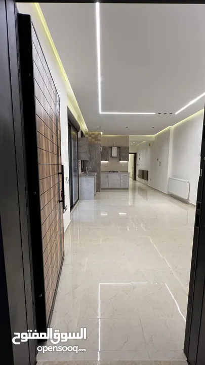 شقة للبيع طابق ارضي 95م مع ترس 50م (سكنية - استثمارية) في ديرغبار شارع ال 60 ، مطبخ راكب ، تدفئة غاز