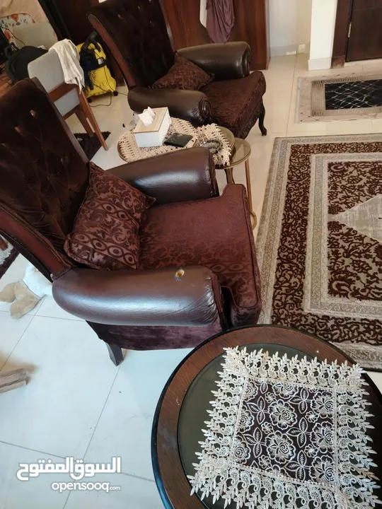 طقم كنابيات مع الطاولات للبيع بسعر مغري  وحاله جيده للتواصل اتصل على هذا الرقم