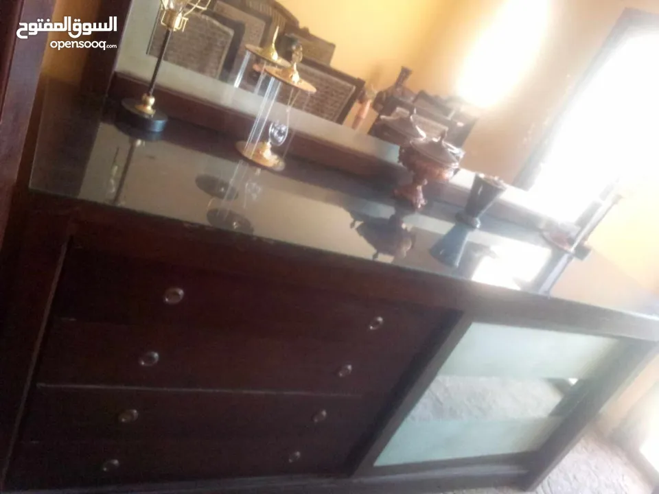 غرفة سفرة و بيرو و فضية وطقم كنب مع طاولات  مصري ثقيل بالصلاه على النبي مستعمل بس نضيف