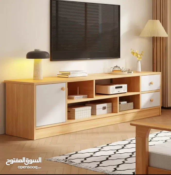 خزانة مزنزن تلفزيون خشبية عصرية   تصميم أنيق يجمع بين الخشب الطبيعي والأبواب البيضاء ليضيف لمسة
