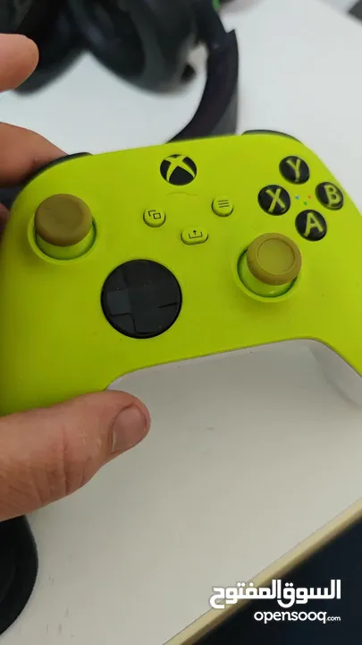 اكس بوكس سيريس اكس مع ايد عدد 2 وحده خربانه أو ايد 2 Elite Seriesمع سماعت ريزر الخاصه بل Xbox x