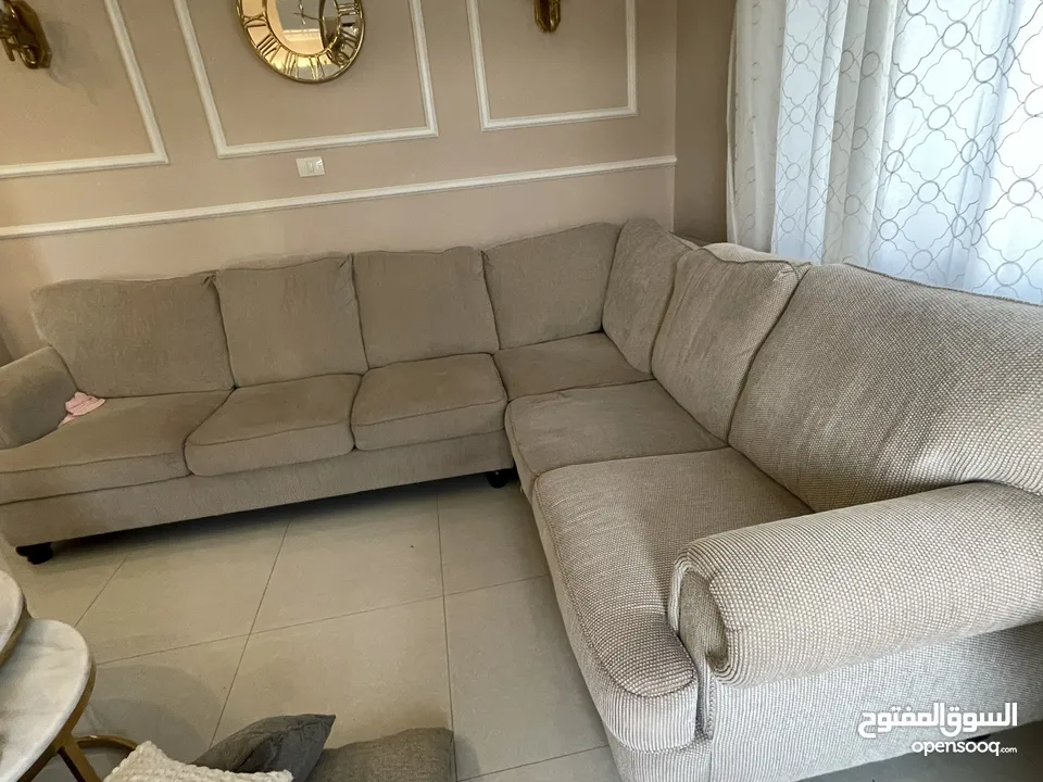 كنب زاوية امريكي بحالة جيدة جداً مع طاولة وسط ممتازة