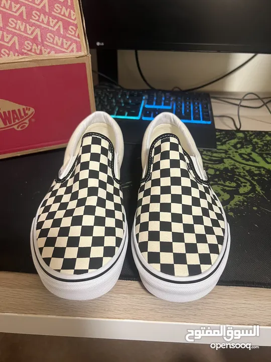 Brand New Vans Slip-On Shoes – Iconic Style & All-Day Comfort