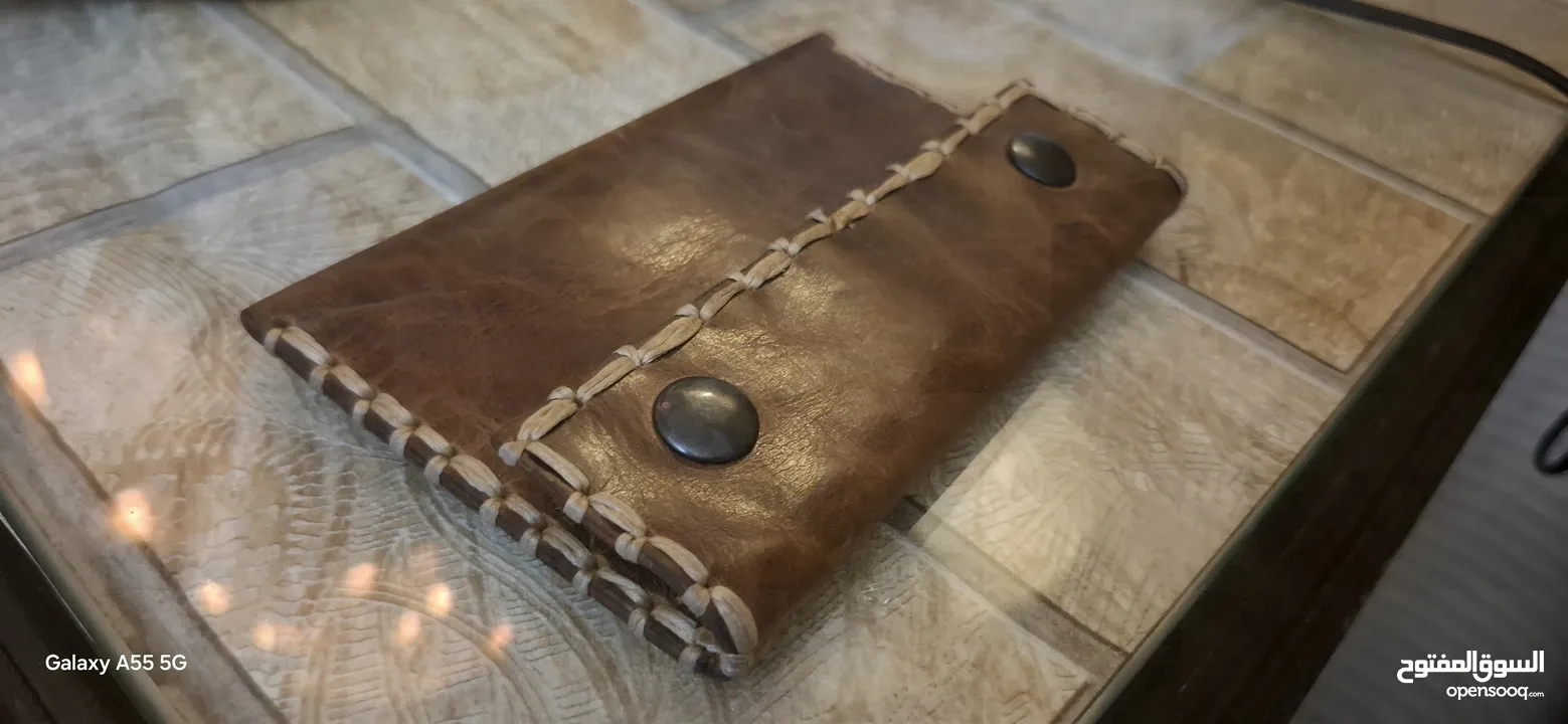 محفظة ايطالي صنع يدوي HandMade جلد طبيعي صافي اصلي من الداخل والخارج (جديدة)  حجمها ممتاز مناسب لاي