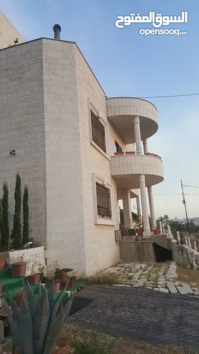 فيلا مميزه ومطلة و مخدومة   علا شارعين للبيع للبيع السعر جيد جدا