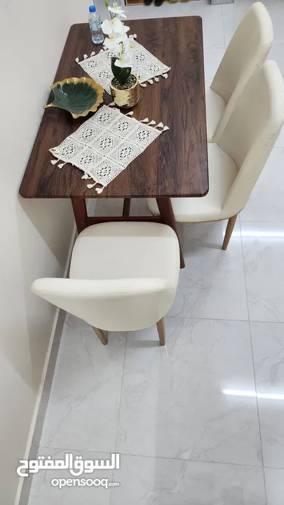 طاولة طعام بنمط خشبية مع ثلاث كراسي dinning table with 3 unique chairs