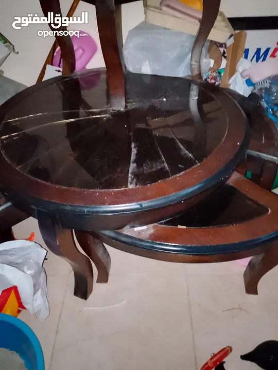 طاوله وسط خشب الاصلي استعمال خفيف بس الطاوله الوسطيه وقزاز مكسور فيها للبيع