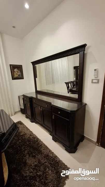 طقم سفرة فاخر 4 قطع طاولة مع 8 كراسي تنجيد وبوفيه ومراي وفضيتين خشب زان ثقيل حفر بحالة الجديد للبيع