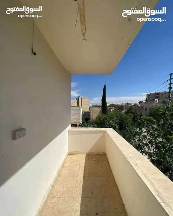 شقة فارغة للايجار في منطقة البنيات طابق اول مع بلكونة وترس
