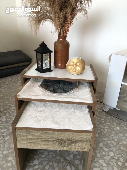 طاولة صالة بالون ابيض و خشبي مع تصميم يناسب جميع الديكورات يمتاز بسهولة التنظيف و يحتوي على خزانتين