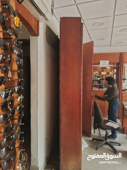 ديكور محل خشب بلوط يصلح للصيدلية و لمحل بصريات ومحل عطور ومحل خلويات