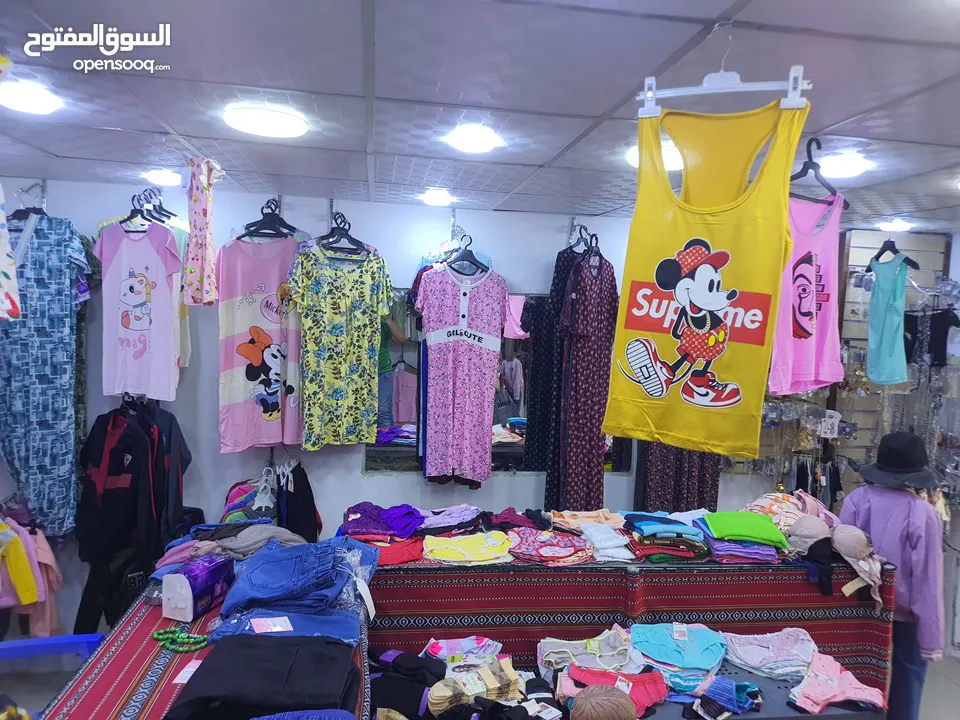 محل ألبسه للبيع مع كافة مستلزمات وديكور ولبضاعه او بيع الديكور ولبضاعه بدون المحل