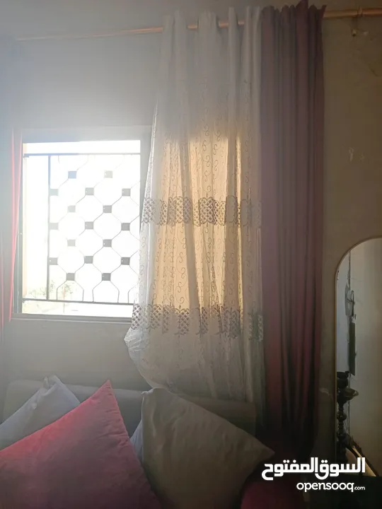 طقم كنب 8 مقاعد بحاله جيده مع البرادي مع طاوله لون ابيض وطاوله رخام بالإضافة إلى ديكور شاشه