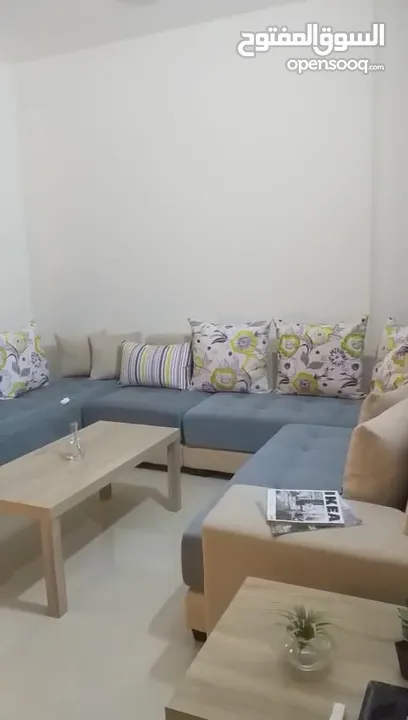 Confy and affordable sofa set in excellent condition/  +طقم كنب حلو و مريح  + طاوله + الستاره