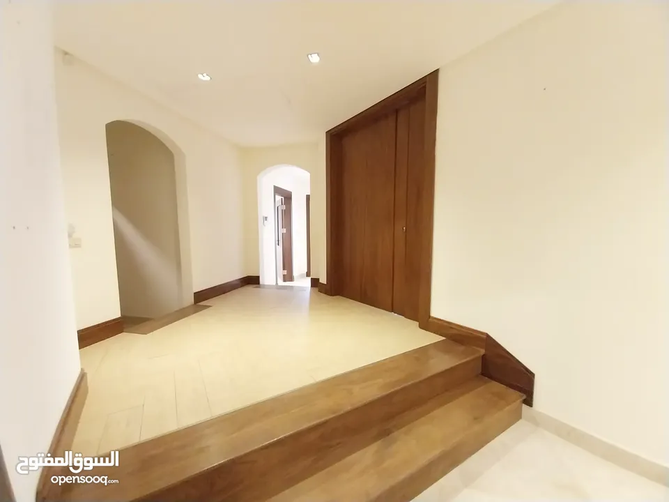 شقة غير مفروشة للإيجار 375م2 ( Property 19249 )-175072681