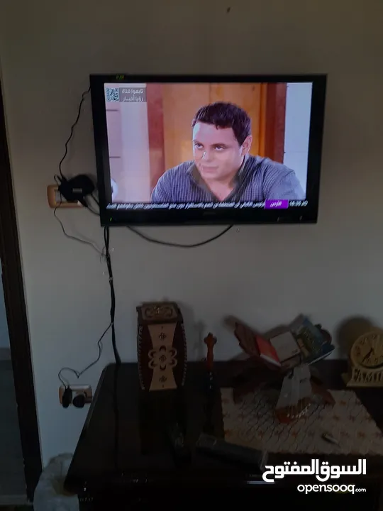 شاشه استعمال خفيف 32  انش شارب استعمال بسيط بحال الجديد معه ريموت وقاعده بدون الرسيفر الرسيفر فقط