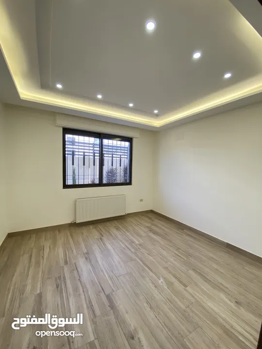 شقة فاخر شبة ارضي في طريق المطار الحويطي 170 متر داخلي و خارجي 170 متر بسعر مميز وتشطيب فلل