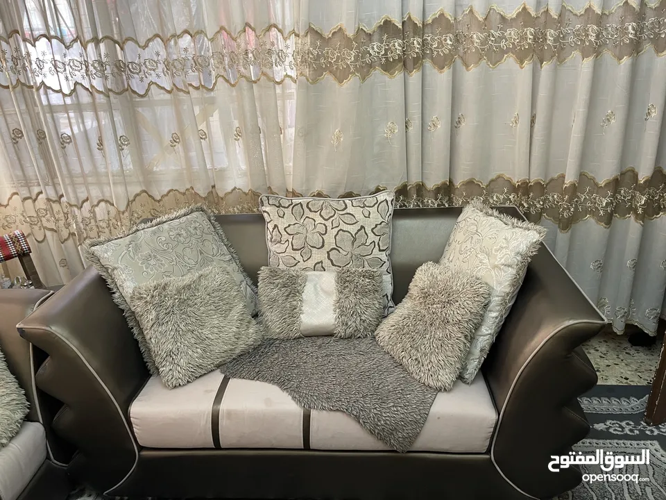 طقم كنب فاخر مستعمل + طاولة وسط + طاولتين جانبيتين + سجاد + برادي للبيع