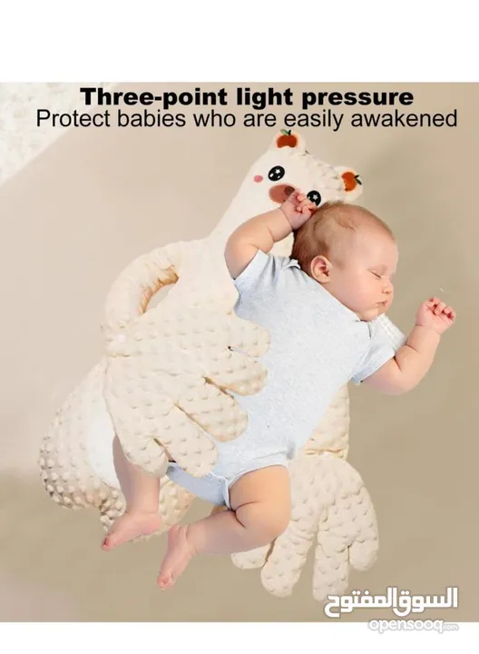 وسادة الدب الحاضنة – حضن دافئ ينام فيه طفلك بهدوء وراحة مصممة على شكل دب لطيف بذراعين ناعمتين بيحضنو