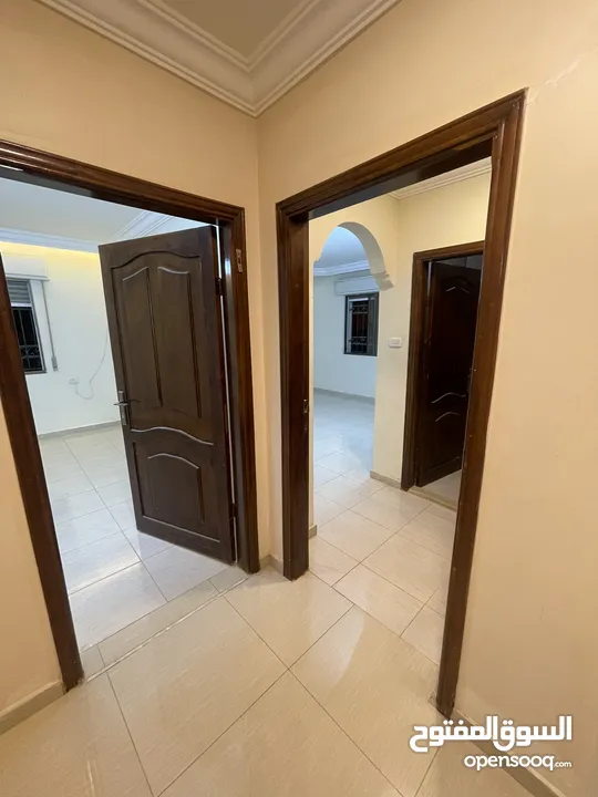 شقه بمدخل مستقل فاخره ومميزه  طابق ارضي مجمع عمان جديد