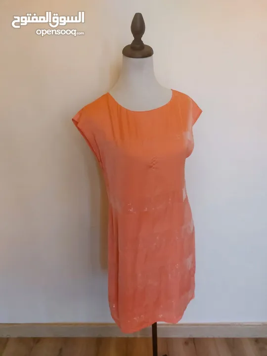 عدة فساتين جديدة و ماركات اسعارها من 10-12 دينار.