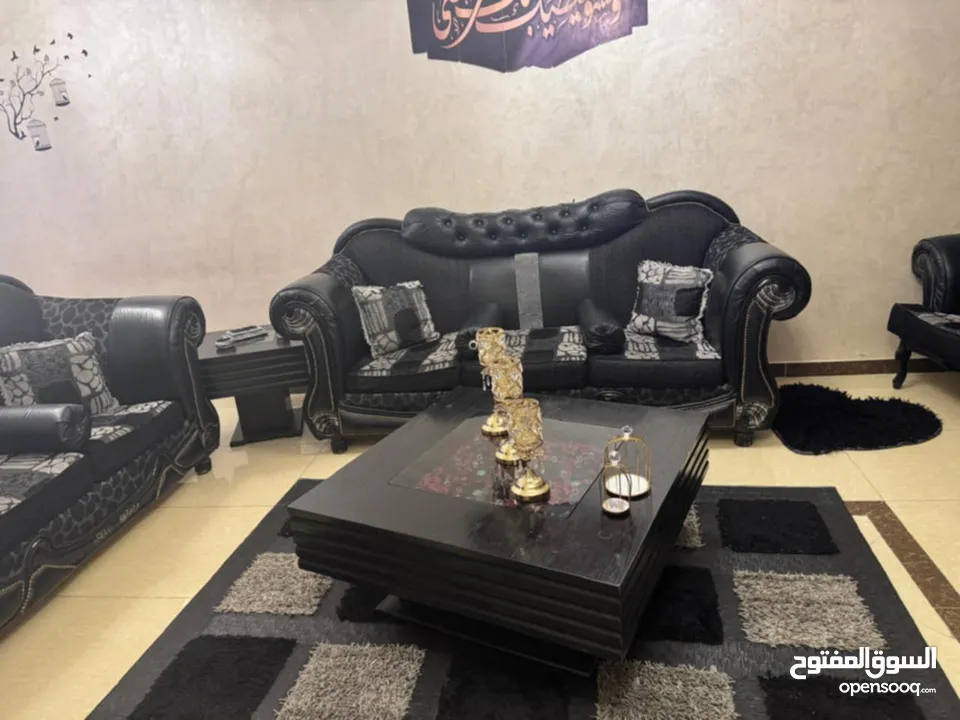 طقم كنب بحاله ممتازة شبه جديد مع طاولات وبرادي