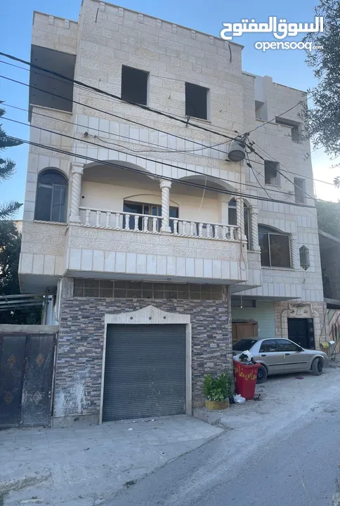 منزل اربع طبقا للبيع برقين الشارع الرئيسي