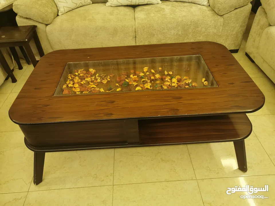 متفرقات (باب خشب وطاولة وسط مع 2 زوايا وثريات)