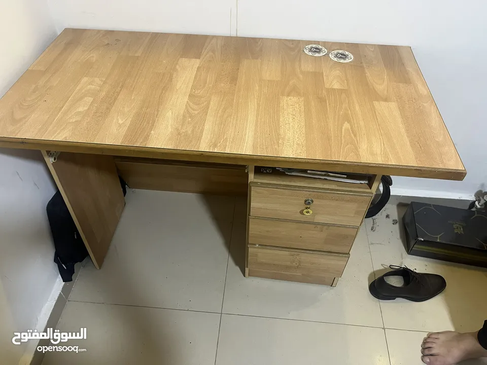 سرير خشبي مكتبين خشب  فرشة برادي عدد 3 كومدينة بلاستيك 4 رفوف كبار كرسي مكتب