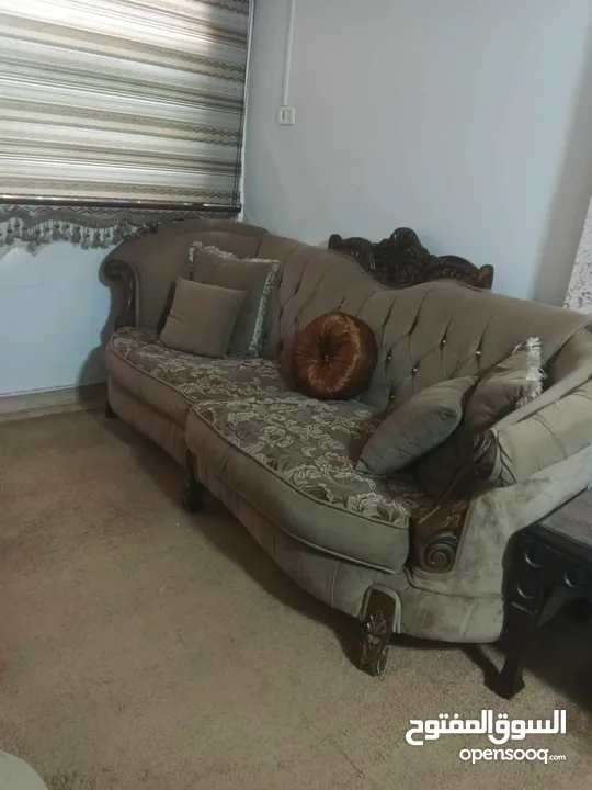 طقم كنب بحالة ممتازه خشب زان