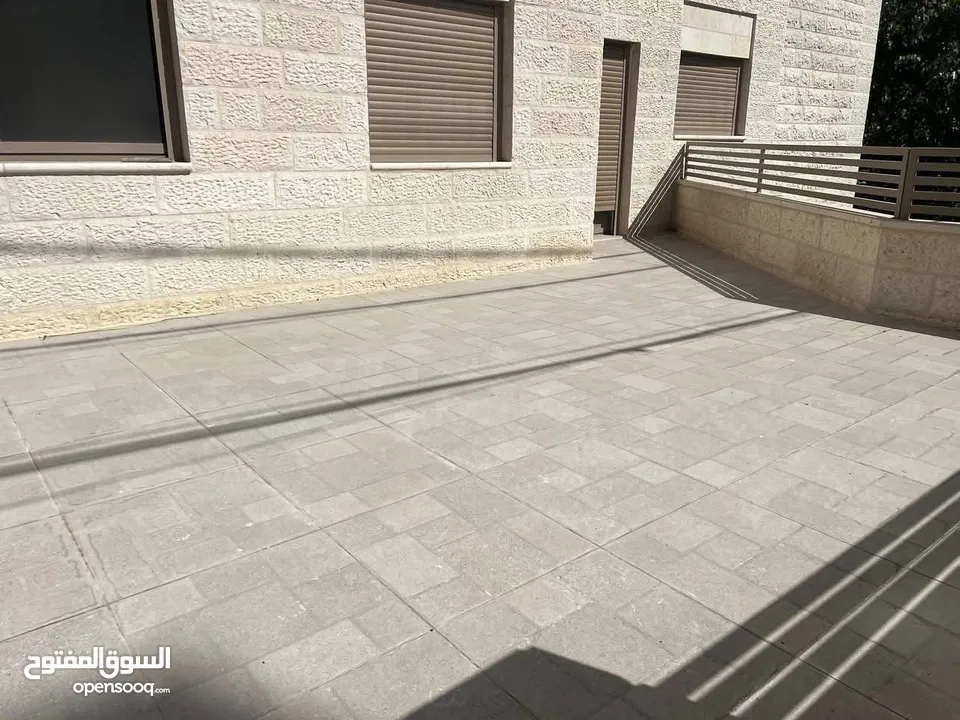 شقه للبيع في عين منجد طابق ارضي مع حديقه مع مدخل خاص