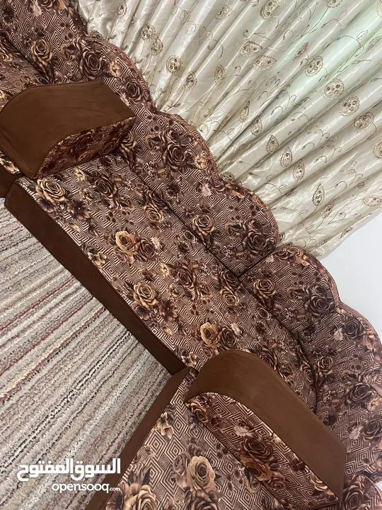 جلسه ارضيه اربع فرشات مع مساند ومراكي وطاوله وسط