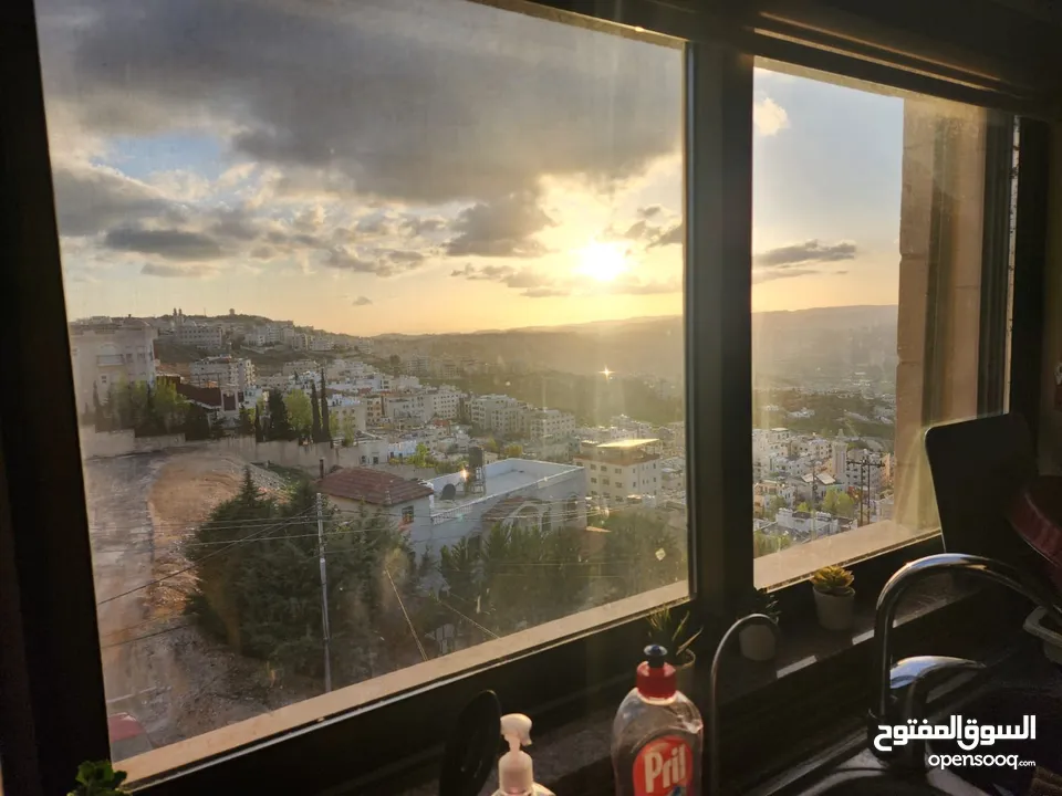 شقة مع رووف و ترس إطلالة أبدية خلابة  على جبال جرش و السلط في أجمل مناطق الجبيهة ابو عوف تنظيم أ