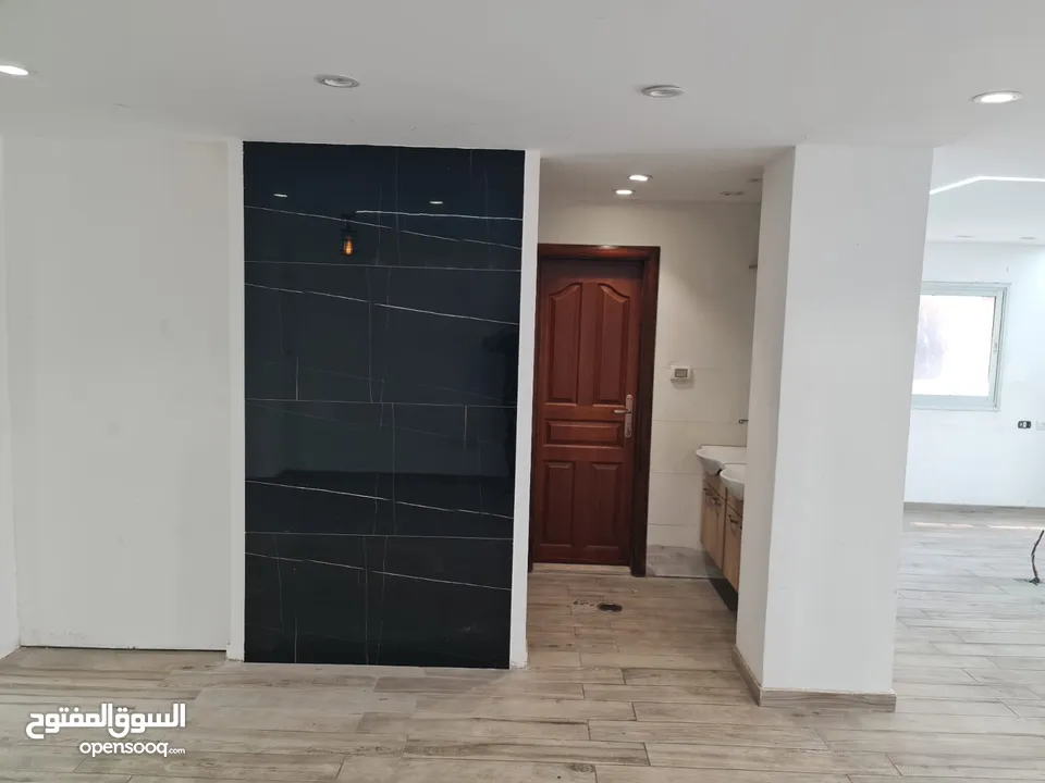 محل تجاري للايجار بالقرب من وسط البلد في مدينة الخليل مع واجهة على الشارع الرئيسي