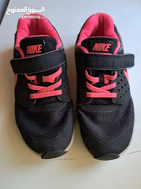 فستانان بناتي الاول ماركة next طويل والثاني مورد جديد غير مستعمل .  وحذاء ماركة nike الاصلي للبيع